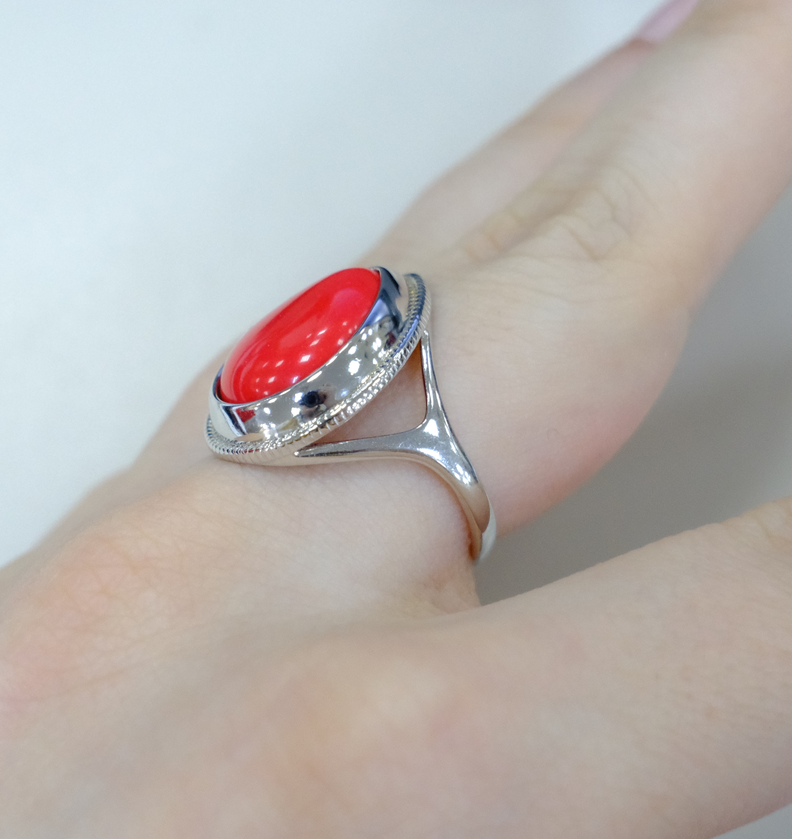Серебряное кольцо с кораллом